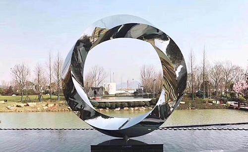 郑州不锈钢雕塑：不锈钢雕塑的优点与保养